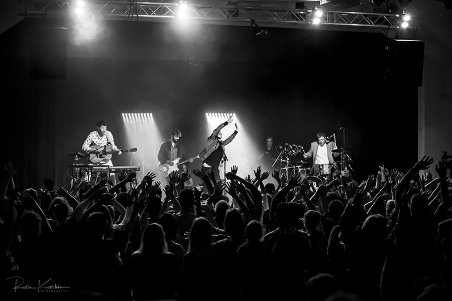 Konzert-Musikfesttage Konzert an den Musikfesttagen. SW-Bild, Band auf der Bühne und stehende jubelnde ZuschauerInnen