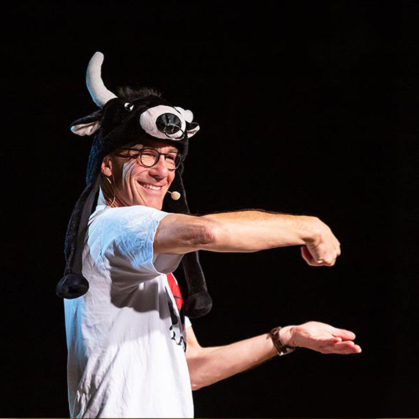 Andrew Bond mit Kuhkappe auf der Bühne